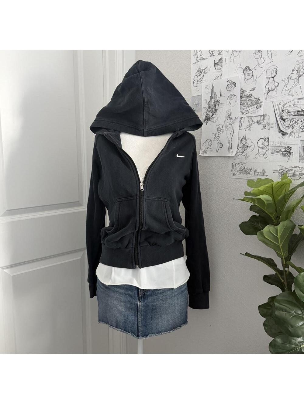 Black fitted Nike zip up hoodie